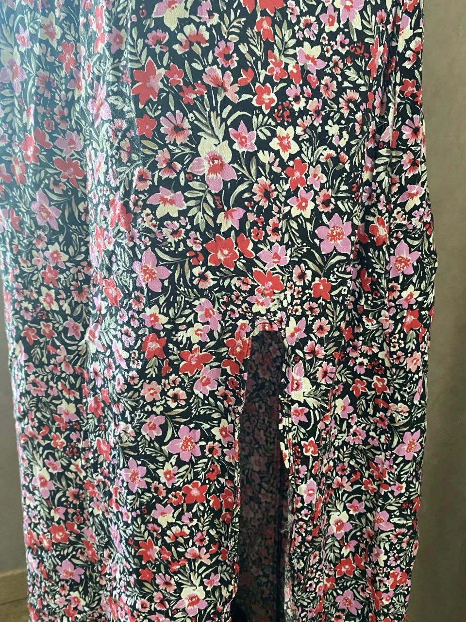 Vestido largo Mango T40 negro con flores rosas y fúcsia – tirantes finos, abertura lateral – photo 4